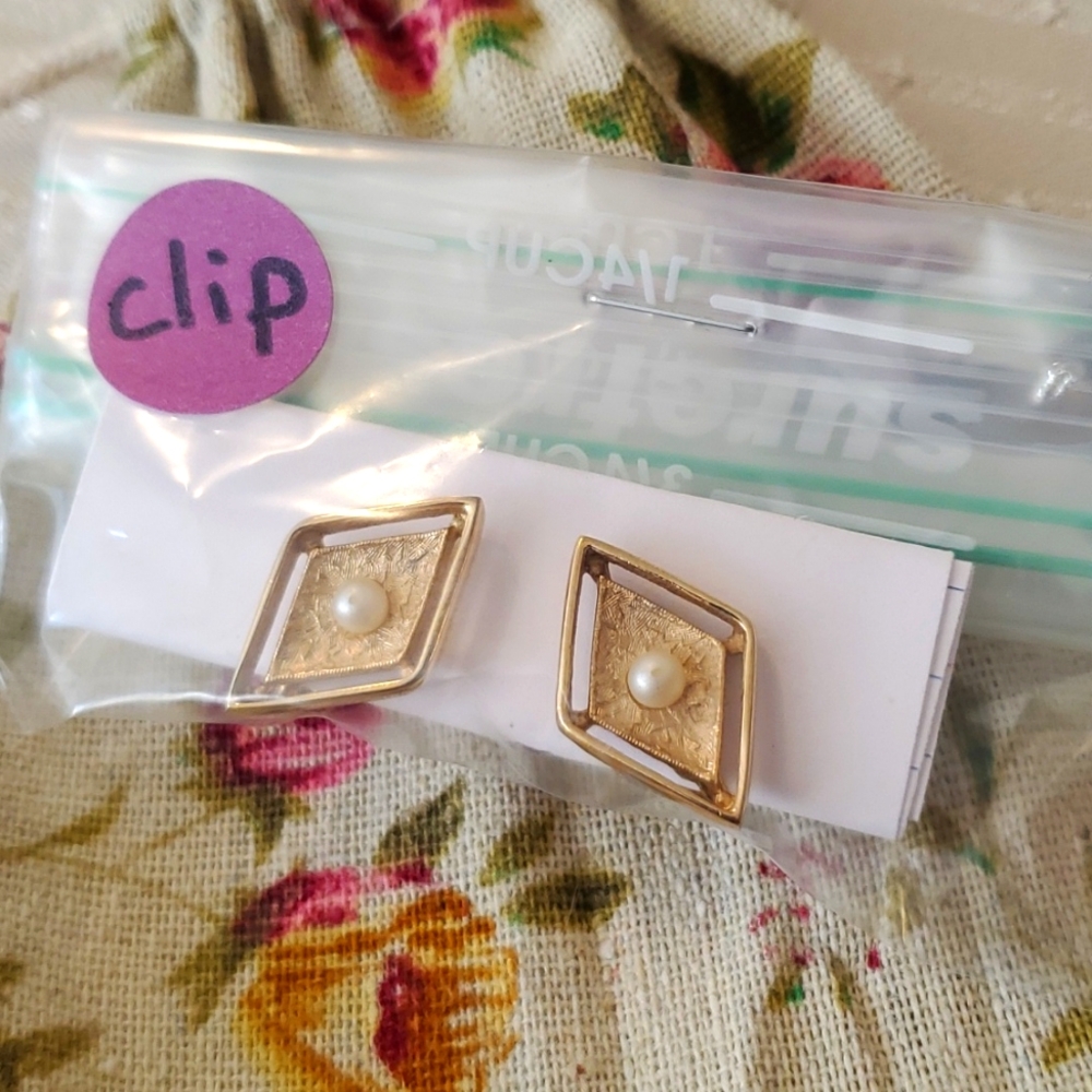 Sarah Coventry Golden w/ Pearl Vintage ClipOn Earrings